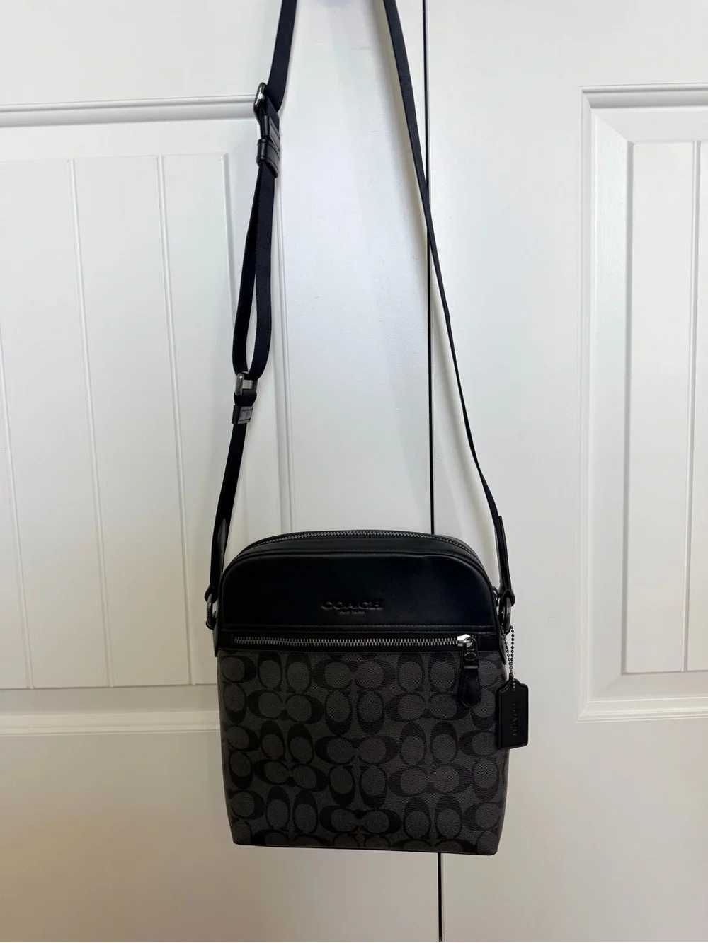 Coach Men’s Gray/Black Signature Messenger Crossbody